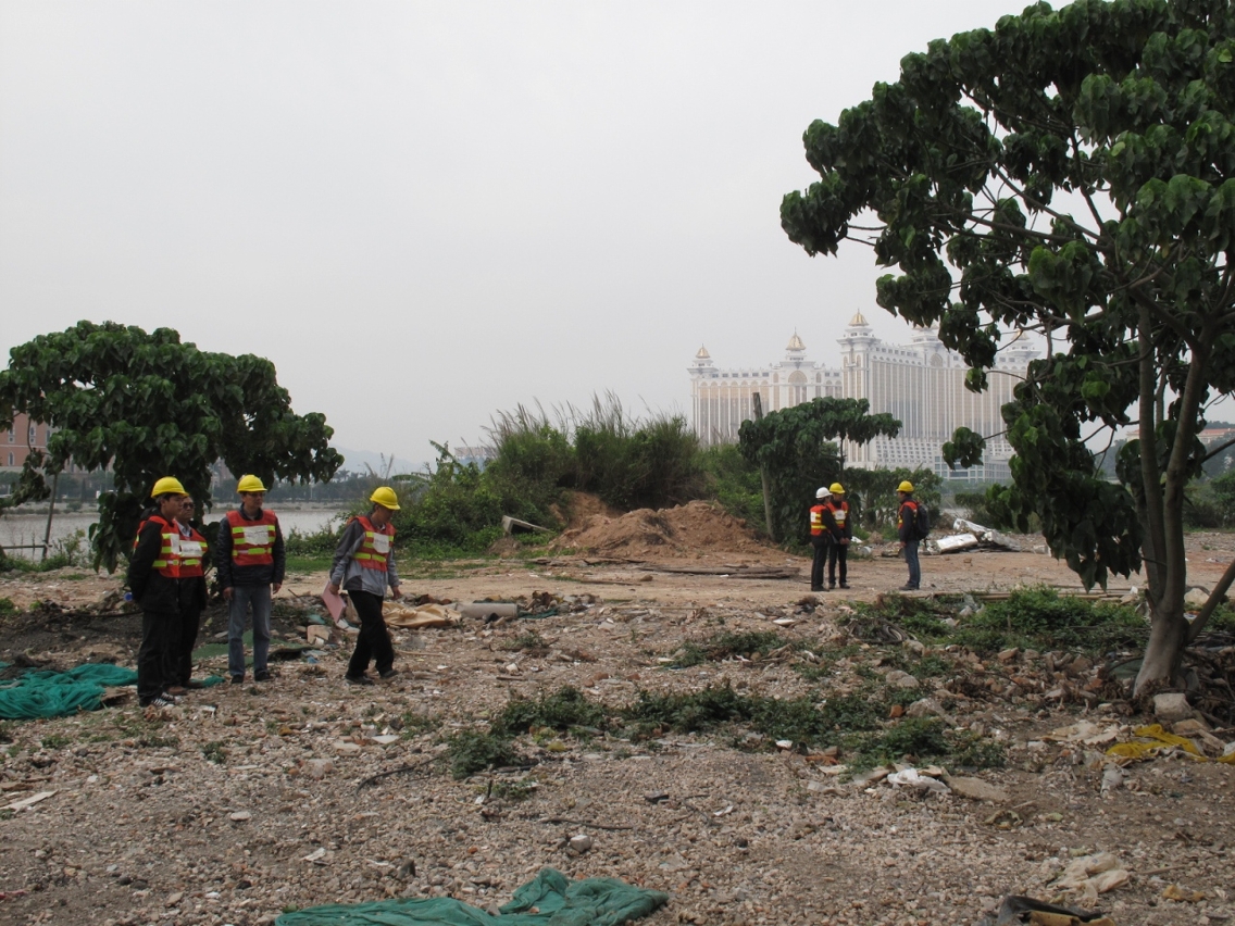 O grupo de trabalho interdepartamental da Administração veio realizar acção conjunta para a reversão de um terreno que foi ocupado através da execução de aterro.