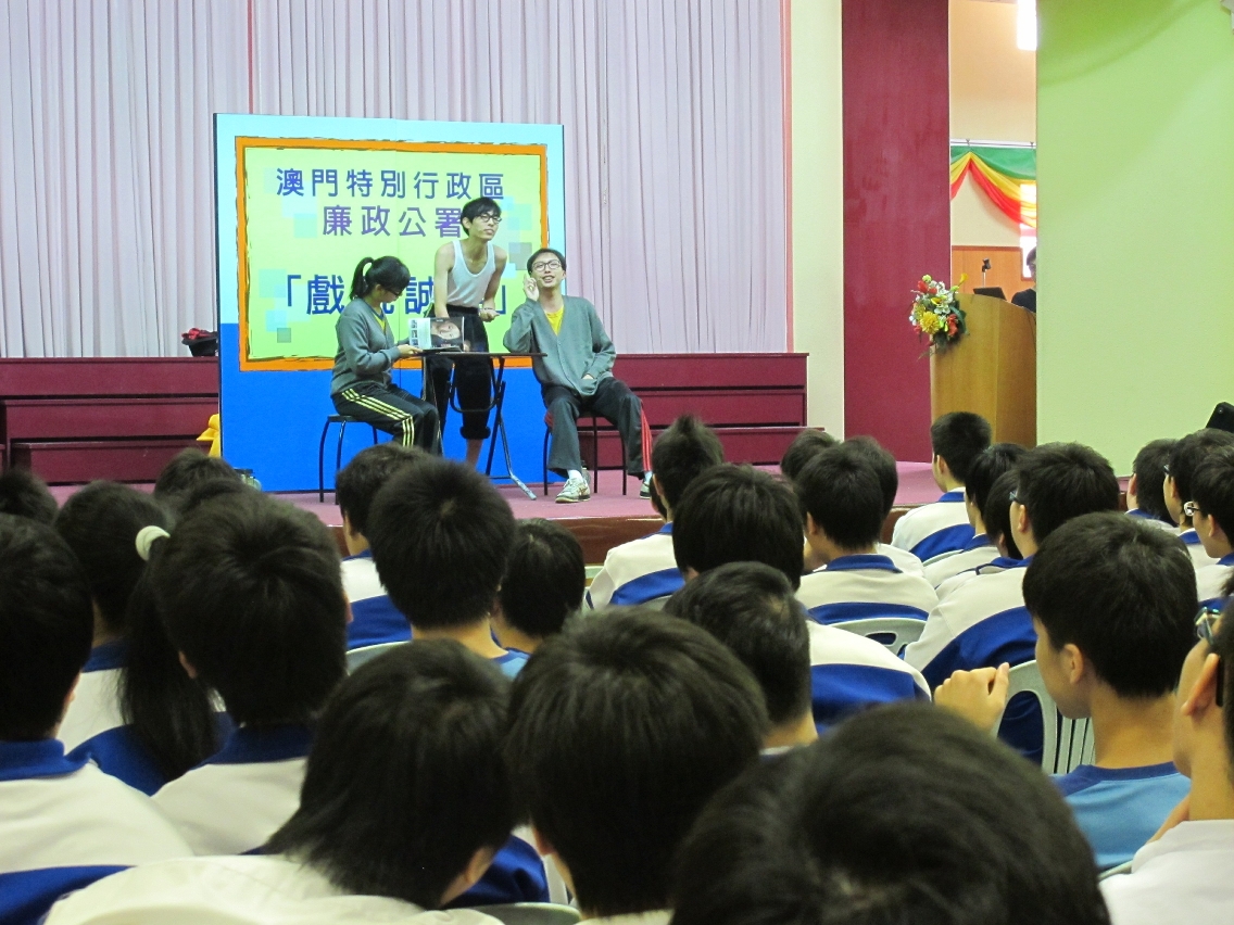 Apresentação da peça de teatro numa escola secundária