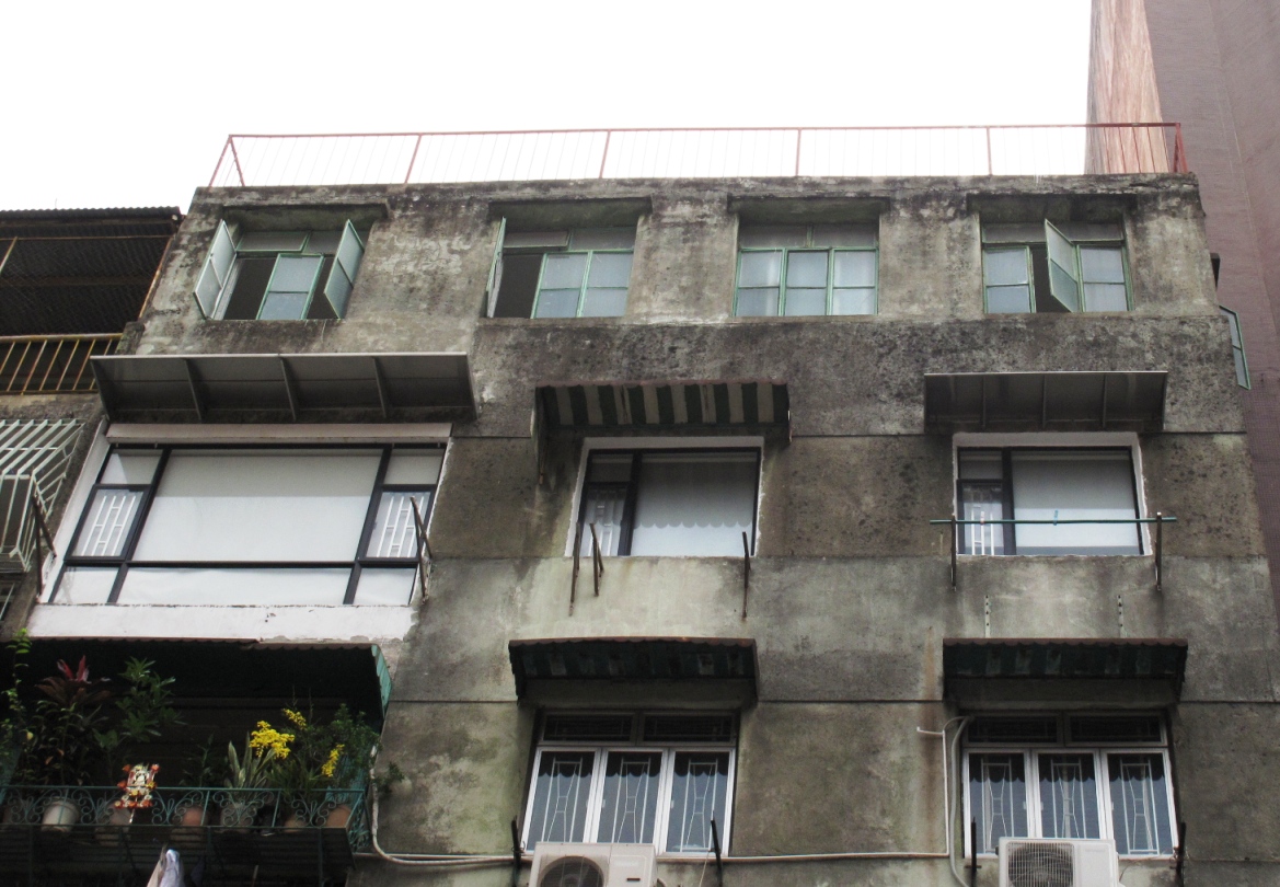 Avistando exteriormente é difícil identificar a realização da renovação na construção clandestina executada ao nível do terraço.