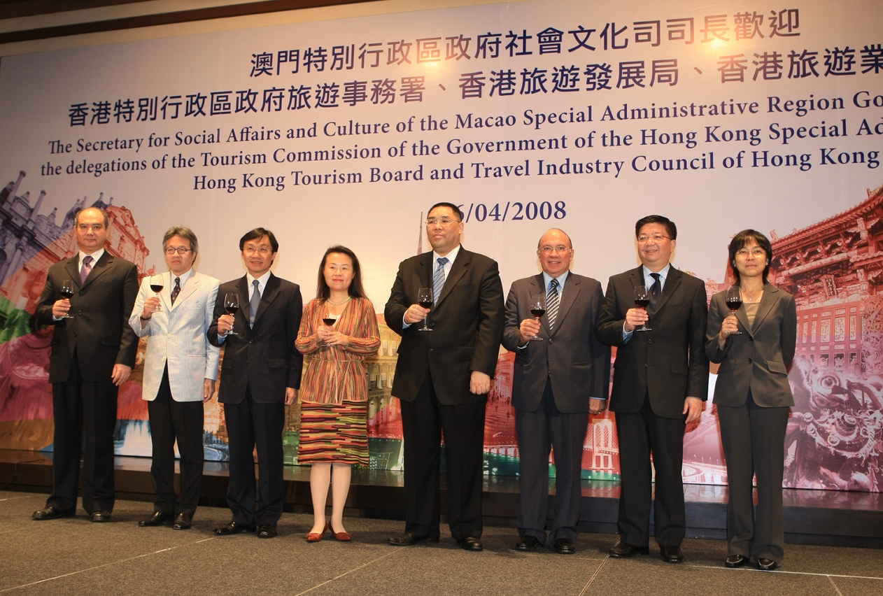 Chui Sai On toasting with tourism officials from Macau and Hong Kong