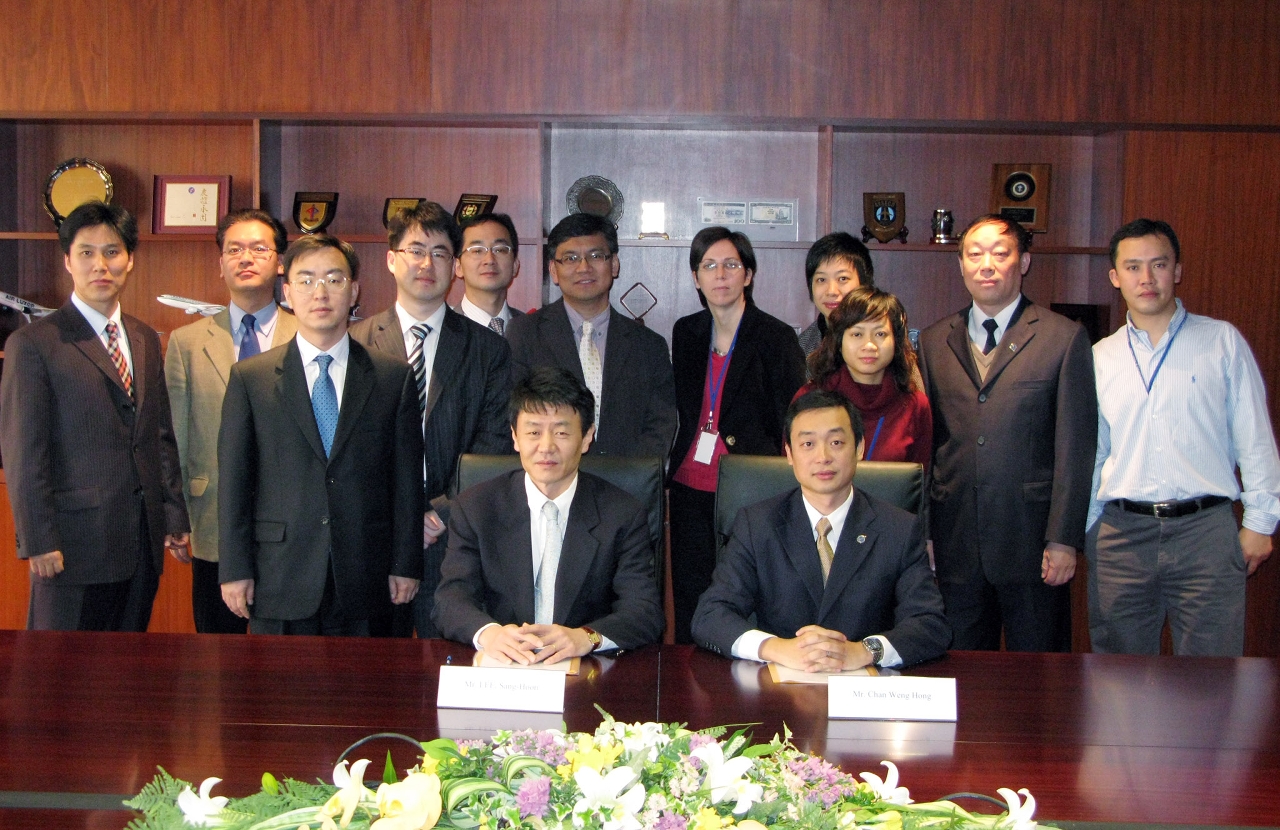 The Civil Aviation Authority of Macao SAR and the Ministry of Construction and Transportation of the Republic of Korea signed a new MOU with more liberal provisions regarding air transport between the two places. The new memorandum was signed by the President of the Civil Aviation Authority of Macao SAR – Mr. Simon Chan and by the Director of International Air Transport Division, Ministry of Construction and Transportation of the Republic of Korea - Mr. LEE, Sang-Hoon.