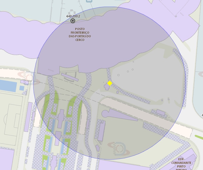 A área de risco com um raio de 100 metros, delimita a paragem de autocarros shuttle, situada no posto fronteiriço das portas do cerco