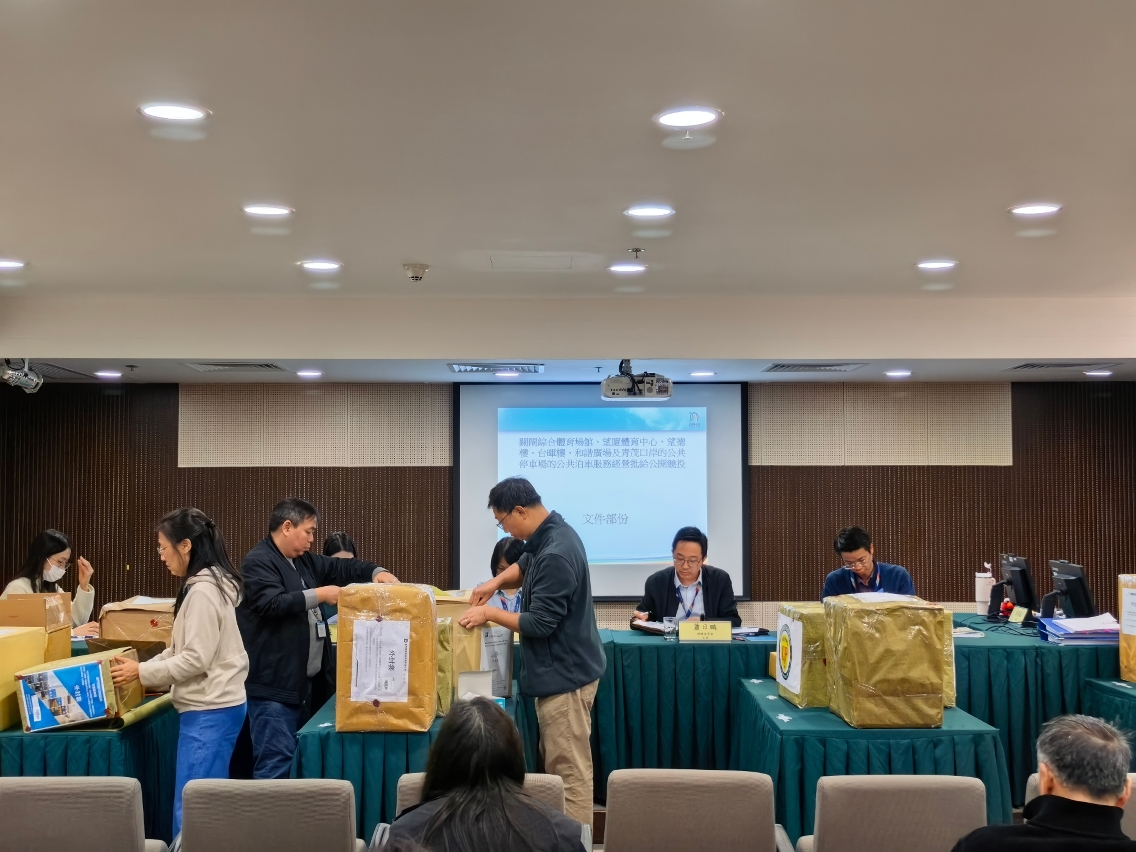 a dsat realizou hoje (dia 20) o acto público de abertura das propostas do concurso público para a concessão da exploração do serviço público de estacionamento de seis parques de estacionamento